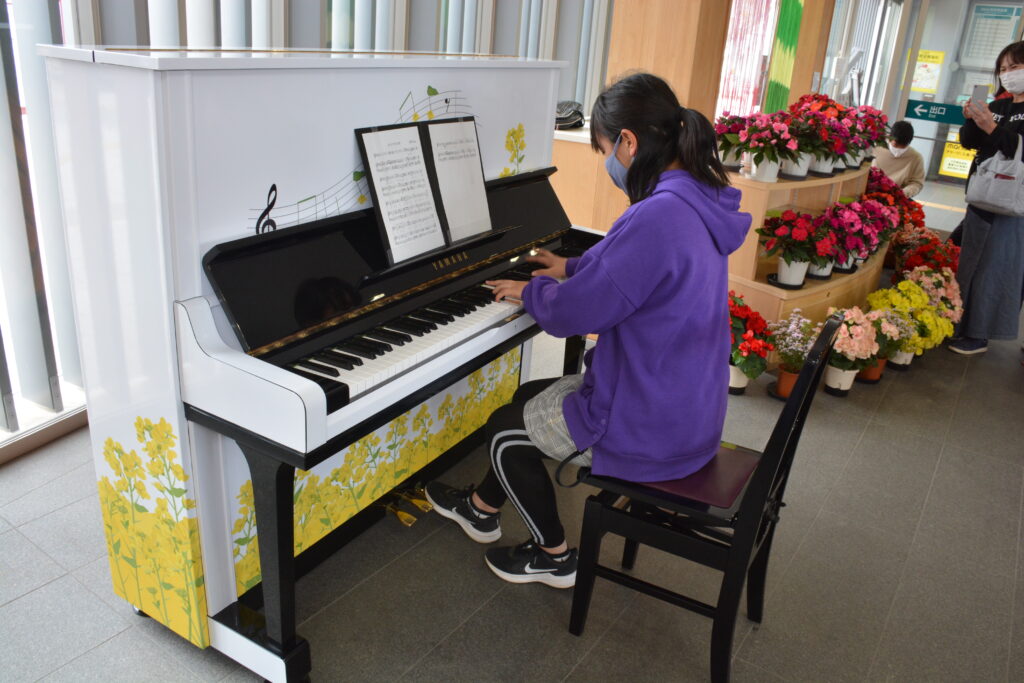 菜の花模様の駅ピアノが渥美線三河田原駅に登場 田原市泉中閉校記念で Aoもの